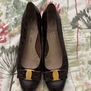 Salvatore Ferragamo Brown Leather Vara Bow Flats in Brown Croc print